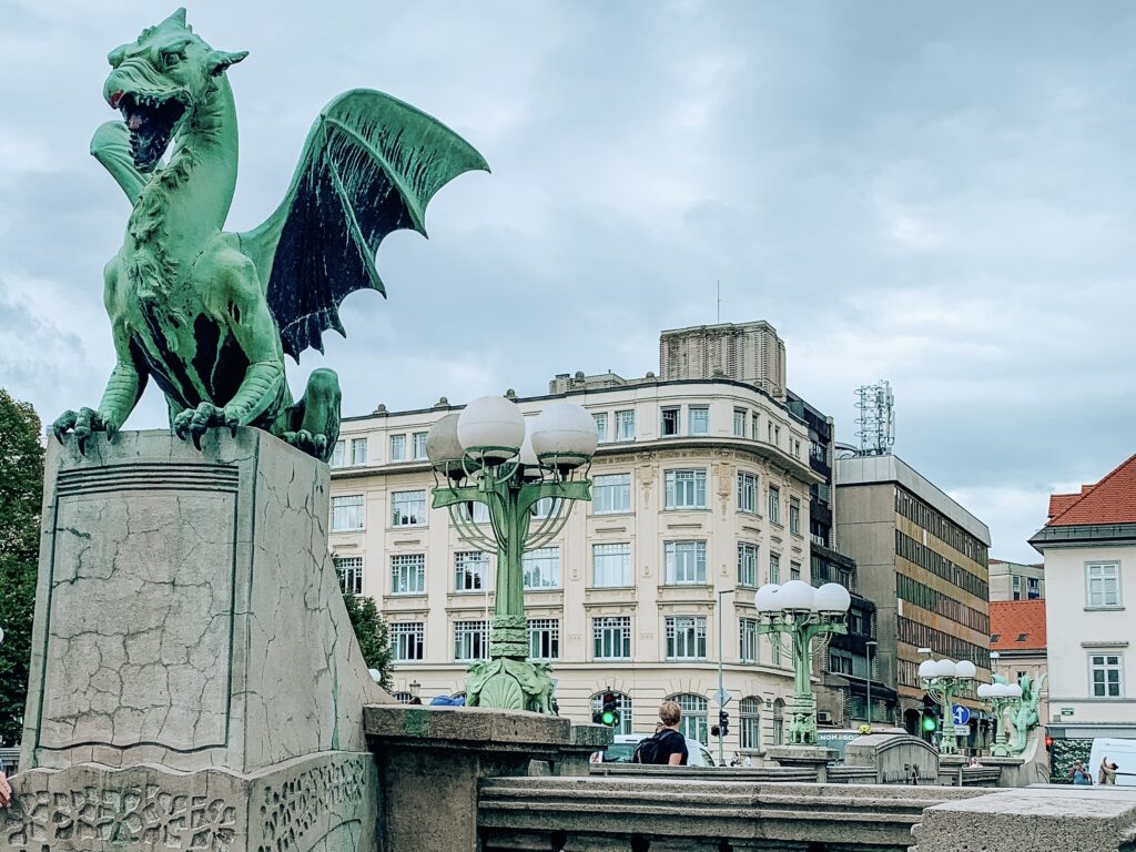 famoso ponte con sculture di draghi a lubiana