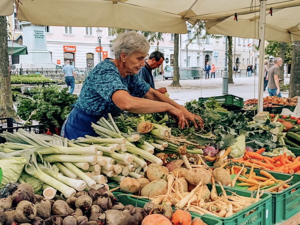 mercato di frutta e verdura all'aperto in centro a lubiana