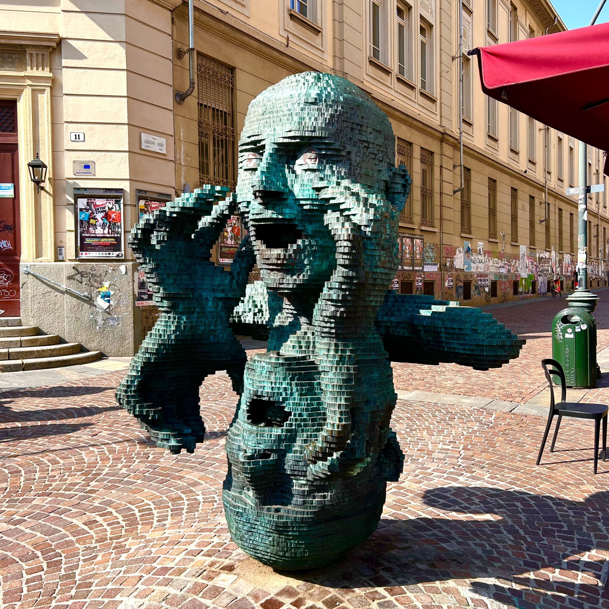 opera scultore di marc didou, scultore francese. E' una versione speculare di due teste che gridano insieme con le mani vicino alla bocca