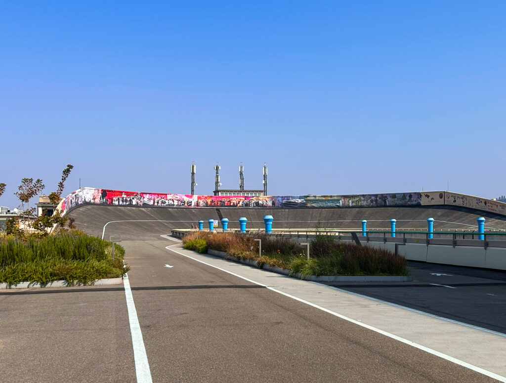 ex pista di collaudo per automobili sul tetto di un edificio chiamato Lingotto a torino