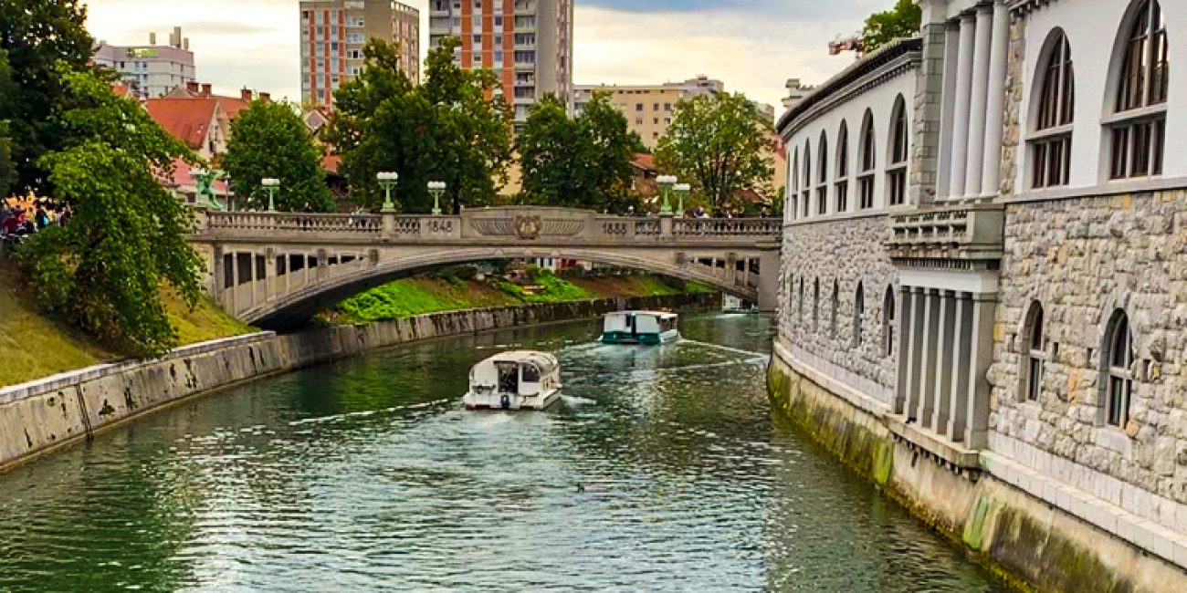 vista sul fiume che attraversa lubiana