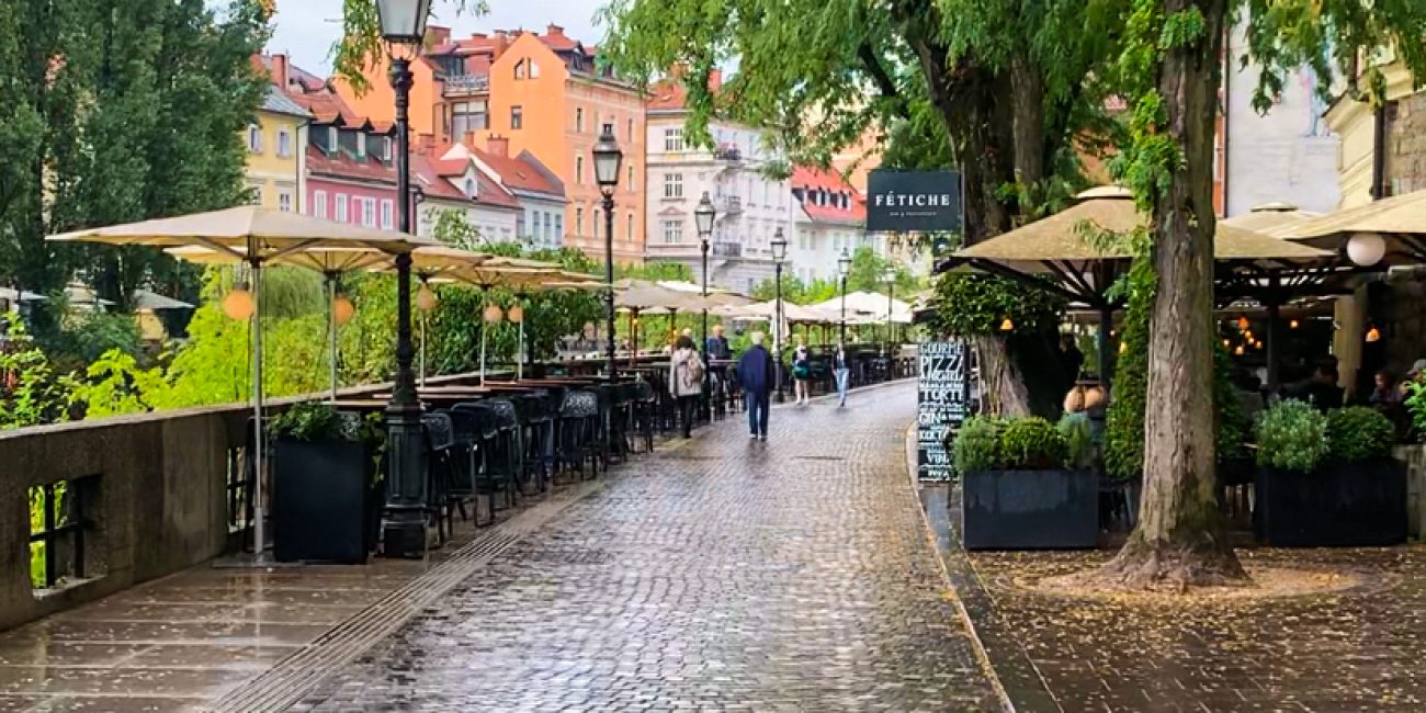 passeggiata ciottolata lungo il fiume di lubiana